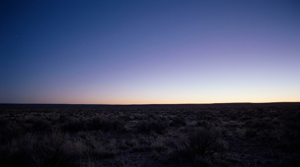 夜明けの地平線と、薄れていく星空